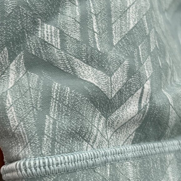 Lululemon Energy Bra (Nulux) Energy Bra in gray white womans size 8 pads include - Picture 8 of 8